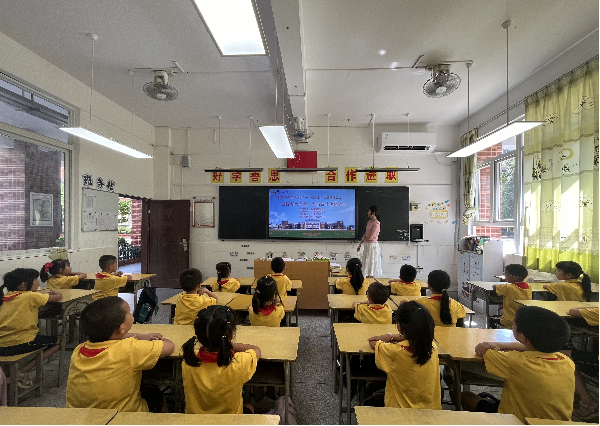 2025年10月13日南雄市第一小学召开“争当新时代好少年”主题班会.png