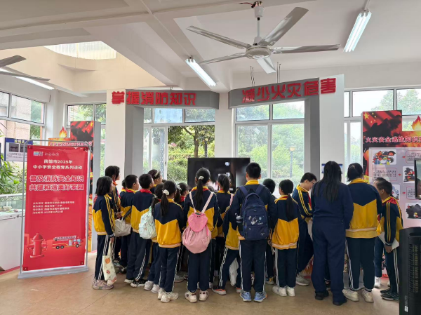 图为参观消防馆照片.jpg