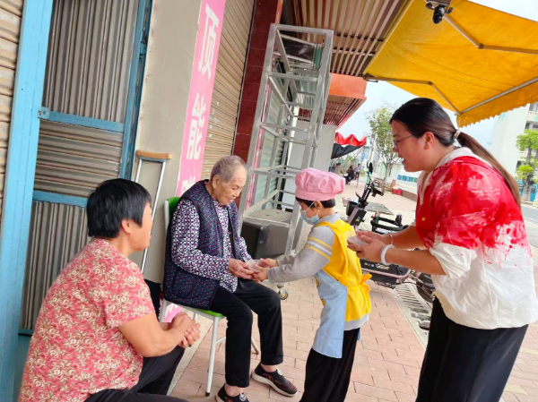 南雄市湖口镇中心幼儿园“集百家米、纳百家福”,重阳节里播撒孝心种子相片3.jpg