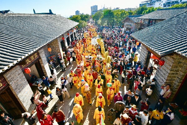 九十九节龙古巷巡游尽显非遗魅力.jpg