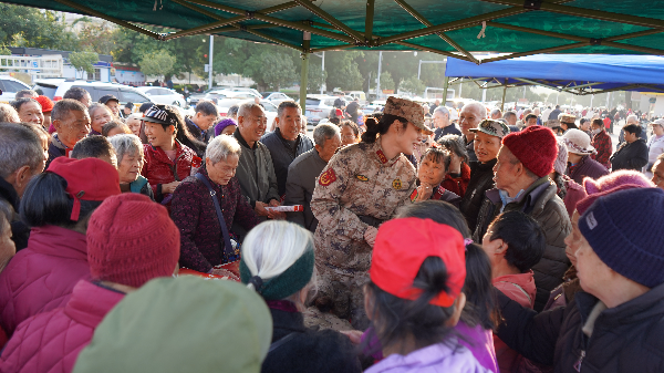 在南雄市三影塔广场摆摊设点开展征兵宣传活动 (2).JPG