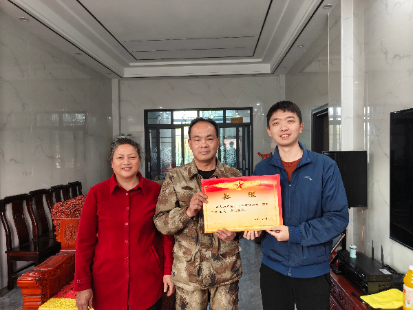 为军人家庭送立功喜报.jpg