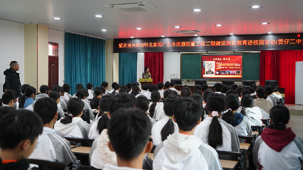 女子民兵班队员袁小杏在营仔二中授课现场.JPG