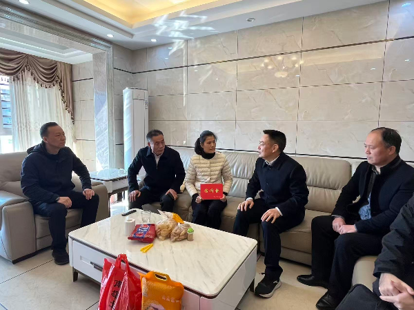 慰问困难职工.jpg