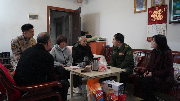 市人武部领导带队慰问服役16年以上军人家庭  (1).jpg