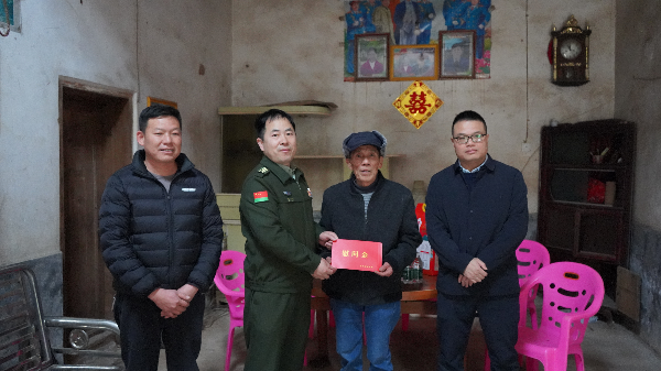 走访慰问“光荣在党50年”老党员黄长寿 (1).JPG