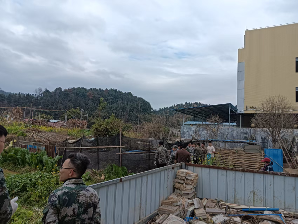 民兵进行卫生整治2.jpg