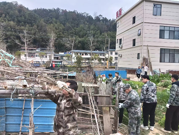 民兵进行卫生整治1.jpg