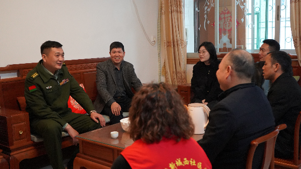 慰问组与军属亲切交谈.JPG