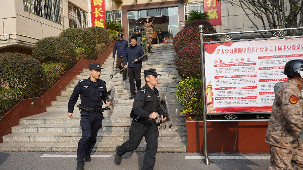 2紧急出动.JPG