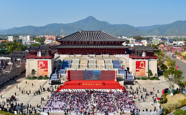 第五届世界广府人恳亲大会在“岭南名郡,广府祖地”韶关南雄开幕.jpg