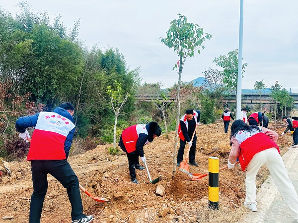 南雄市党员志愿者参加“我为‘百千万工程’建新功”活动,推进绿美南雄生态建设.jpg