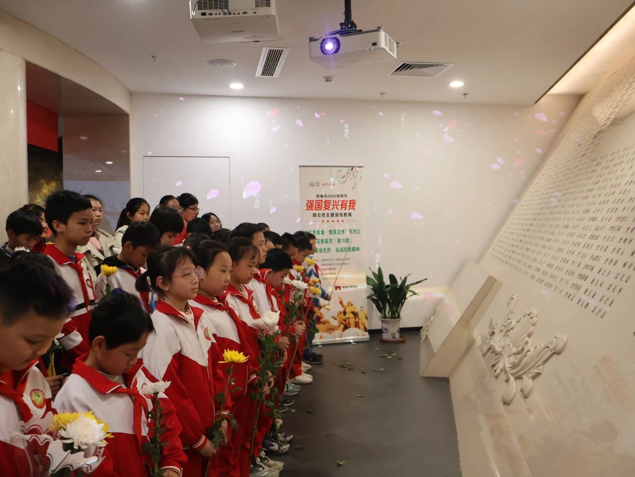 鲜花祭英烈.jpg