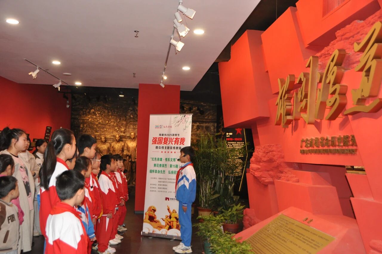 鲜花祭英烈2.jpg