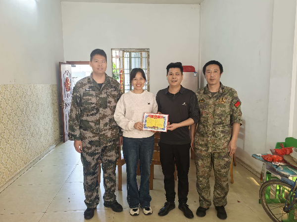 送入伍通知书现场 (4).jpg