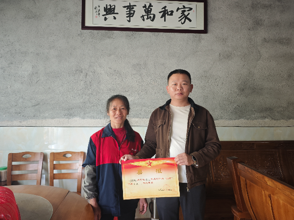 为现役军人家庭送去“四有”优秀士兵喜报.jpg