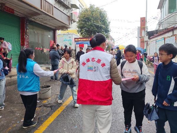 发放文明祭扫倡议书.jpg