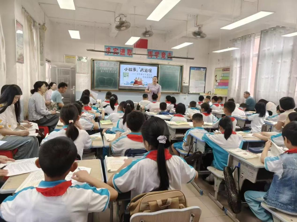 卫嘉怡老师执教三年级《中国古代寓言》整本书阅读推进课.jpg