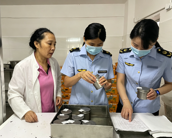 南雄中学考点食堂,执法人员抽查留样样品和台账登记(陈小芳 摄).jpg