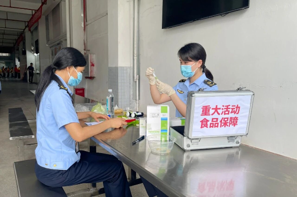 南雄中学考点食堂,执法人员开展食材快速检测(陈小芳 摄).jpg