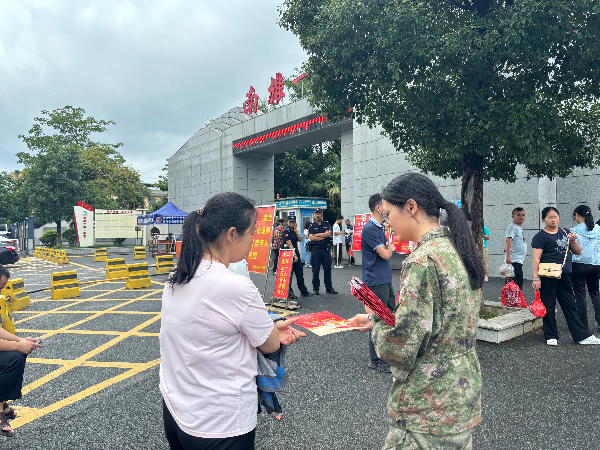 高考结束离场期间,女子民兵班队员开展征兵宣传活动 (2).jpg