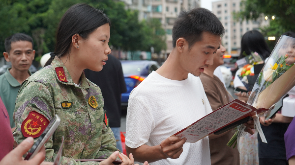高考结束离场期间,女子民兵班队员开展征兵宣传活动 (5).JPG
