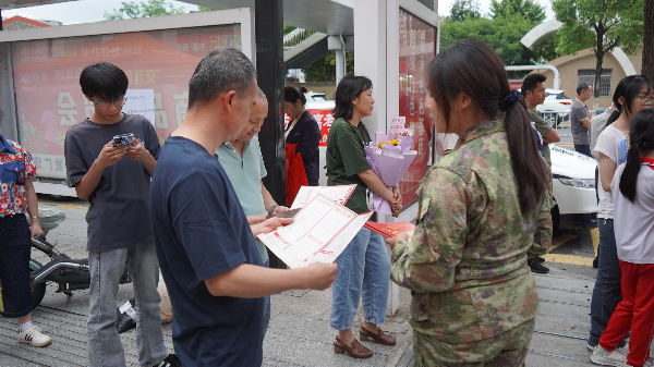 高考结束离场期间,女子民兵班队员开展征兵宣传活动 (4).JPG