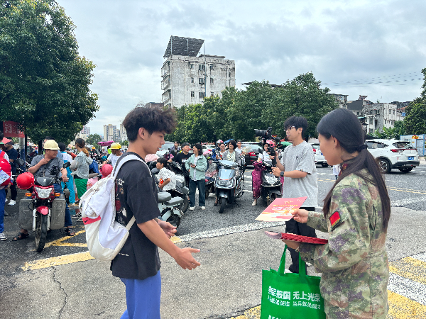 高考结束离场期间,女子民兵班队员开展征兵宣传活动 (3).jpg