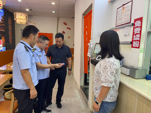 赖永兴带队在南雄市雄州街道螺晓粉饮食店检查外卖食安封签(陈小芳摄).jpg