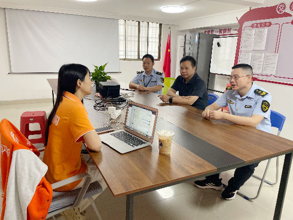赖永兴带队在淘宝闪购外卖配送站点开展淘宝闪购外卖平台主体责任落实座谈会(陈小芳摄).jpg