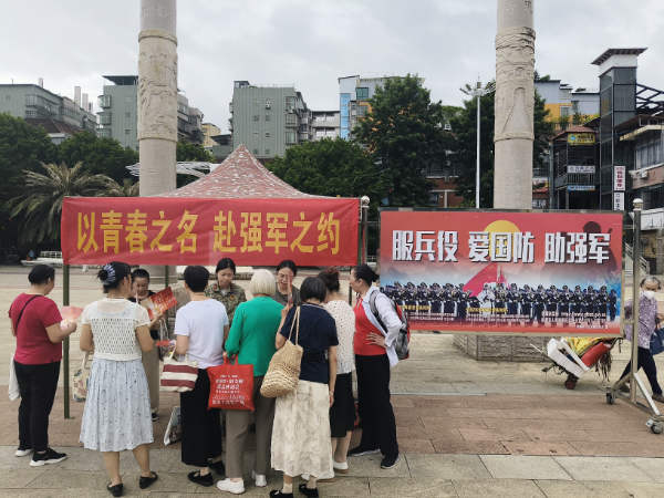 在南雄市三影塔广场摆摊设点开展征兵宣传 (2).jpg