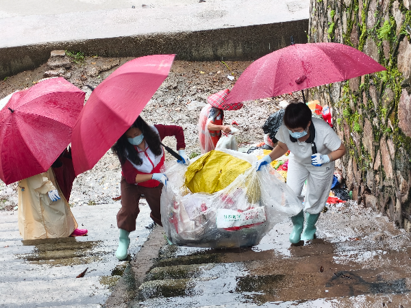 新城东社区清理河道垃圾.jpg