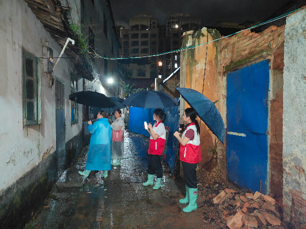 八一社区夜间巡查.jpg