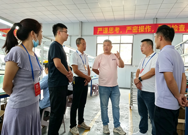 调研组在湖口郡嘉电子加工厂调研车间运行情况.png