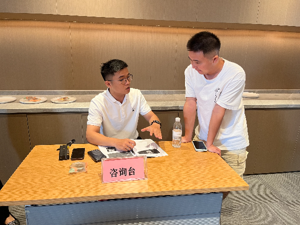 图3:活动会场通过设置咨询服务台,由专家驻场与有需要的企业提供一对一解答。( 谢琦 摄).jpg