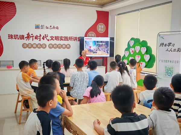 南雄市关工委宣讲团杨应钧讲师为在场学生作党史国史专题宣讲.jpg