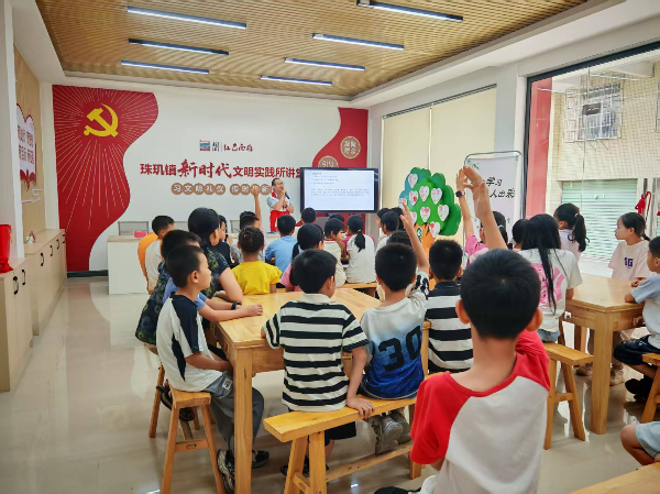 现场学生积极参与法律知识课堂抢答.jpg