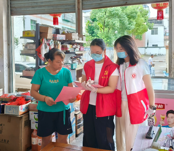 入户调查组在核心区、警戒区(演练)开展入户排查、蚊虫孳生地清理和健康宣教等工作.jpg