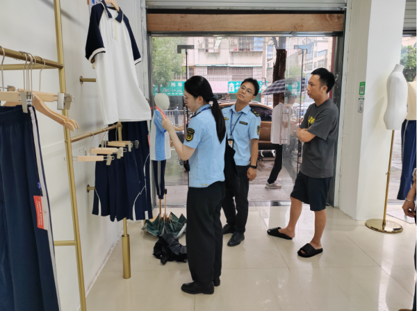 9月1日下午,南雄市市场监管局在南雄中学周边对在售校服进行监督检查。( 刘志雄 摄).png