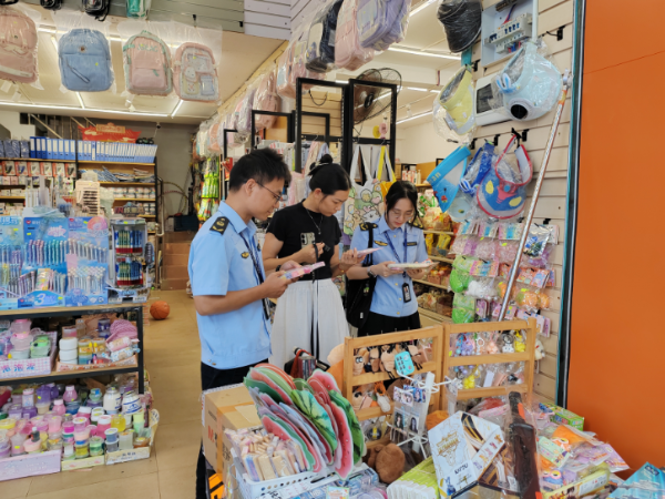 9月1日下午,南雄市市场监管局在盛达文体对玩具产品进行质量监督检查。( 刘志雄 摄).png