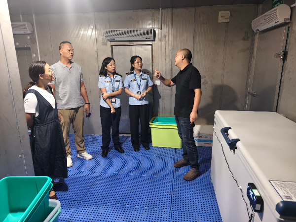 9月2日下午,南雄市市场监督管理局联合卫健局到疾病预防控制中心开展疫苗专项检查(温聪 摄).jpg