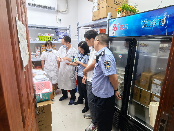 9月2日上午,南雄市市场监督管理局联合南雄市公安局、南雄市卫健局到医疗机构开展麻精药品专项检查(陈榕泽 摄).jpg