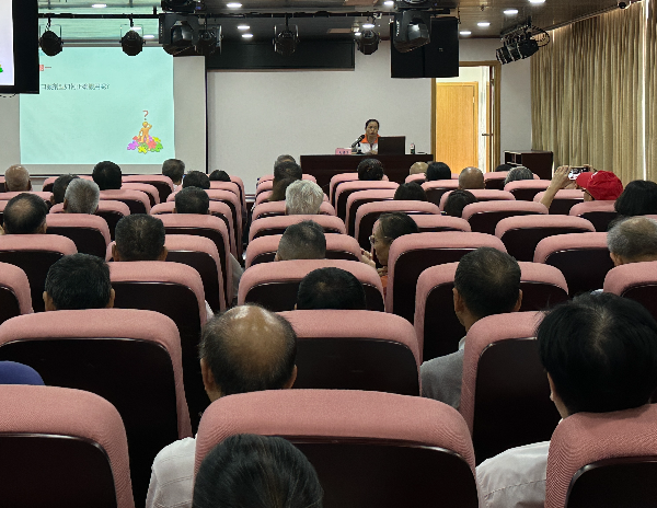 9月9日上午,南雄市市场监督管理局在市老干部大学(老干部活动中心)开展2026年“药品安全宣传周”走进老干部活动中心专题科普活动。 (熊敏珺 摄)(2).jpg