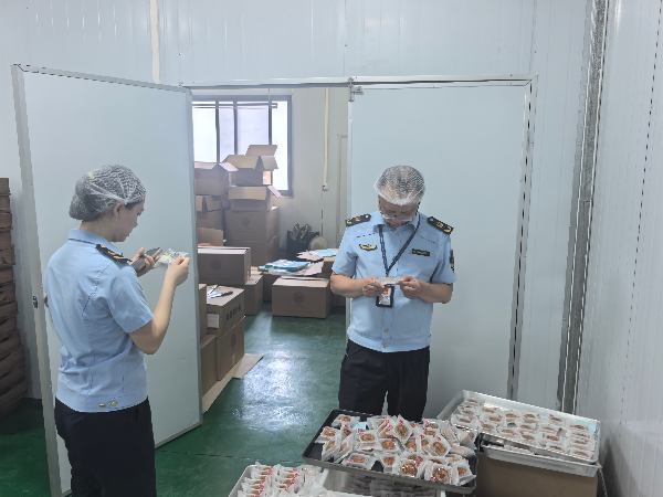 南雄市市场监督管理局执法人员检查月饼生产企业(陈伟 摄)2.jpg