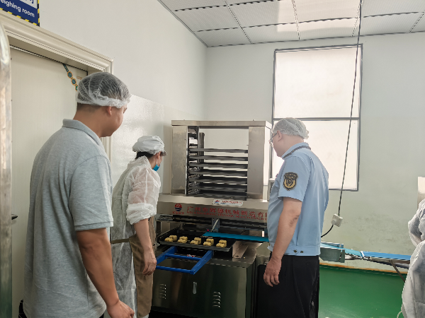 南雄市市场监督管理局执法人员检查月饼生产企业(陈子欣 摄)1.jpg
