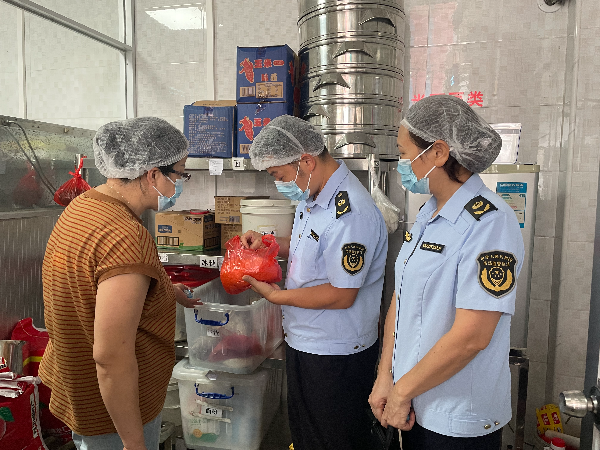 南雄市市场监管局执法人员检查仓库散装食品管理情况（陈小芳 摄）.jpg