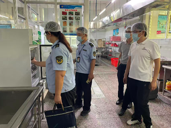 韶关市市场监管局联合南雄市场监管局检查食堂留样情况（陈小芳 摄）.jpg