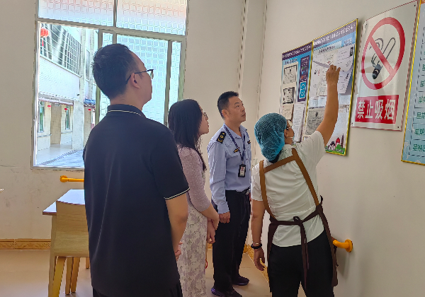 南雄市市场监管局联合全安镇民政部门查看食品安全信息公示情况(陈小芳 摄).jpg