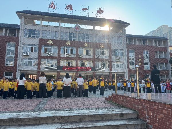 10月12日南雄市第一小学升旗仪式开展防治学生欺凌教育活动.jpg