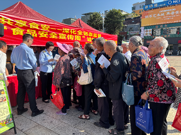 工作人员组织开展食安知识大闯关（李贝 摄）.jpg